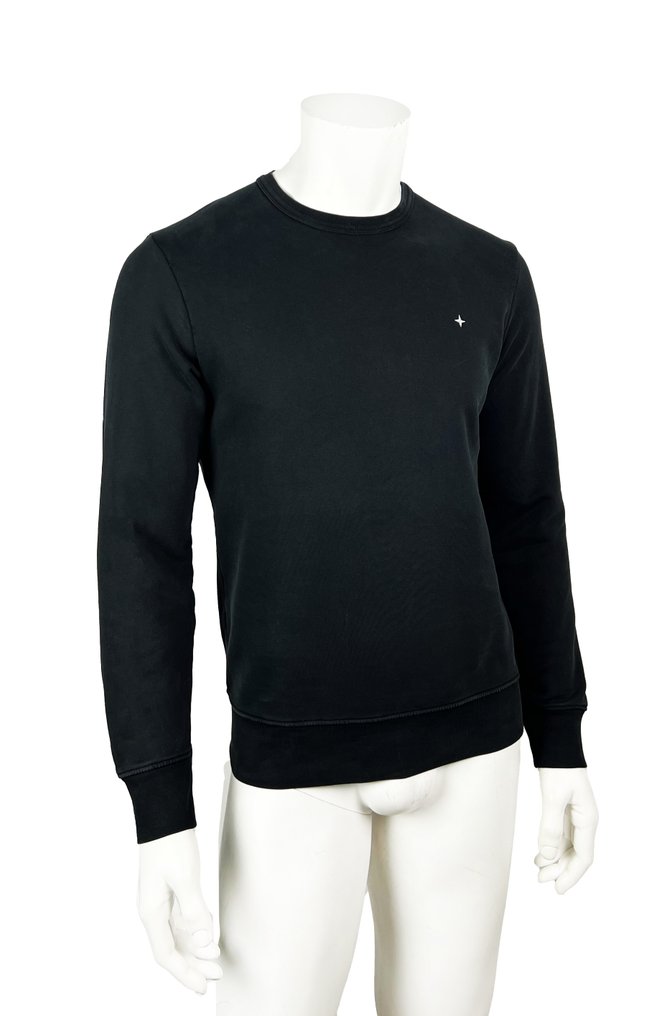 Plain black outlet stone island jumper