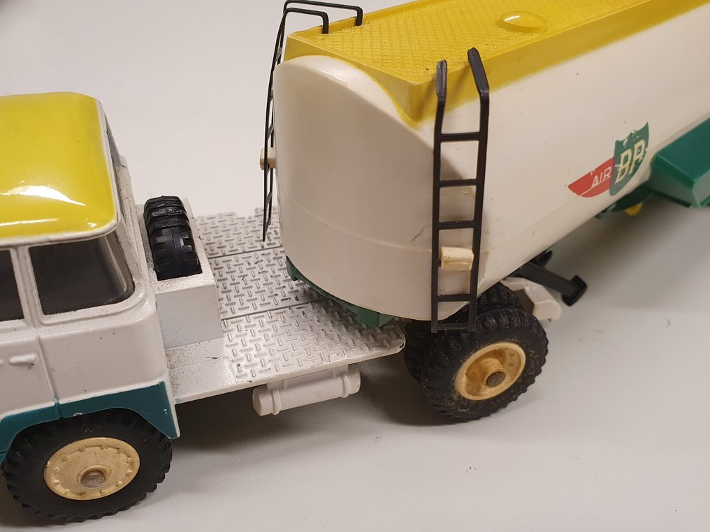 Dinky Toys 1:43 - 2 - Model car - ref. 887, ref. 945 Unic BP Tanker ...