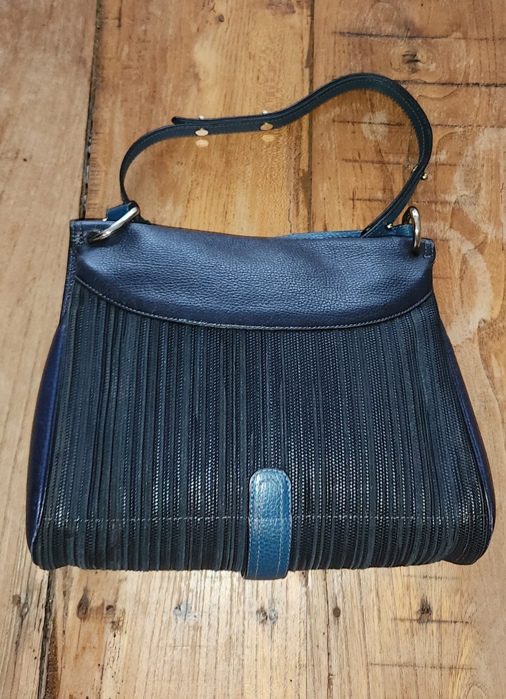 Delvaux deals 2 main