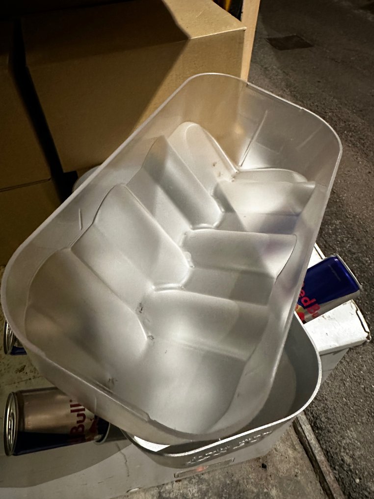 Red Bull - Kühlschrank Kraftstoffpumpe (1) - Aluminium, Plastik, Stahl  (rostfrei) - Catawiki