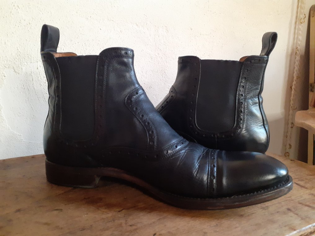 Size 40 in gucci shoes top