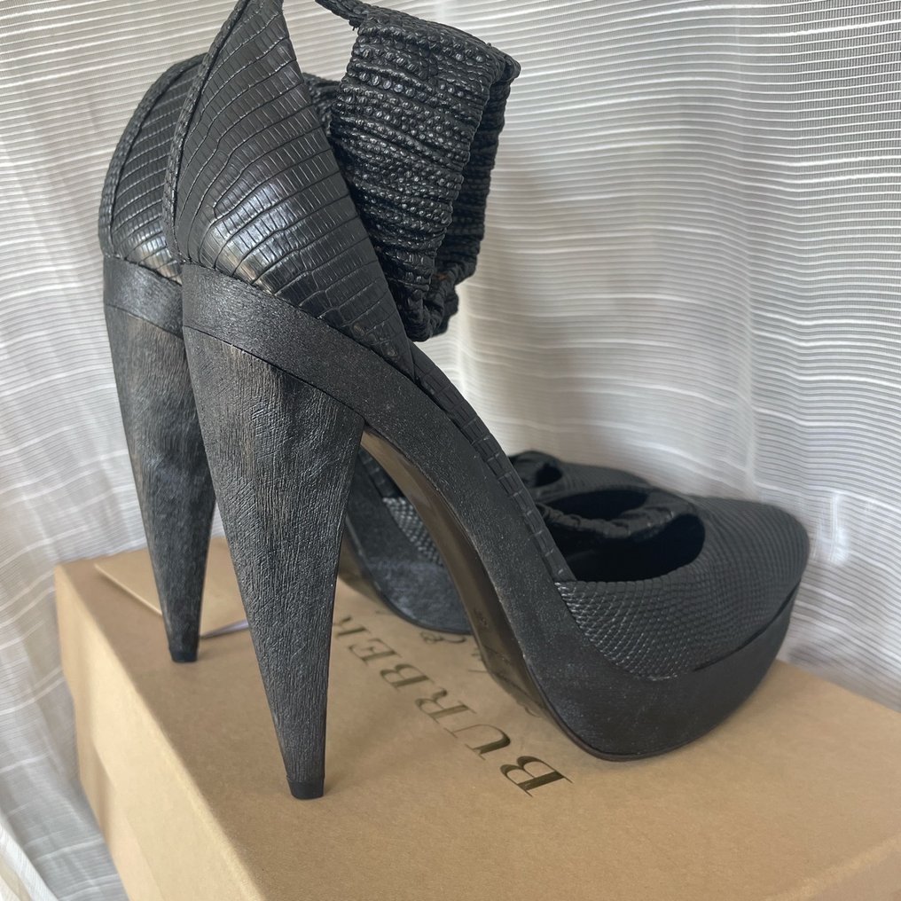 Burberry shoes size 40 on sale