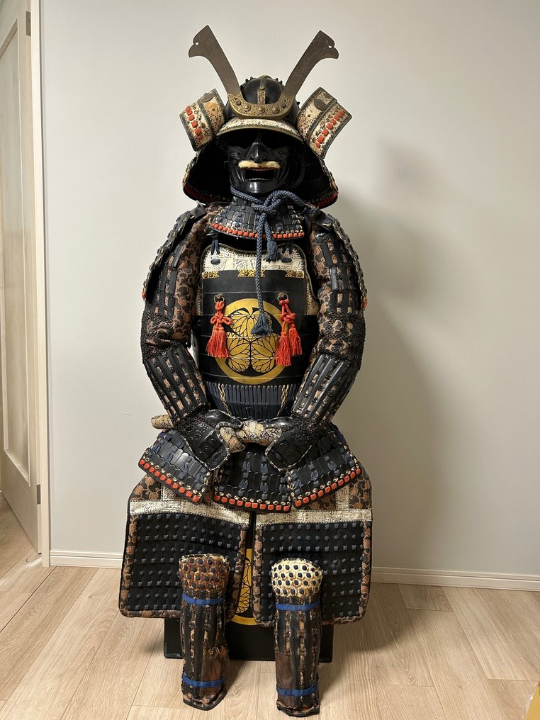Armadura - Japón - Armadura Samurai de tamaño natural Kacchu 甲冑 con escudo  familiar - Siglo XX - Catawiki
