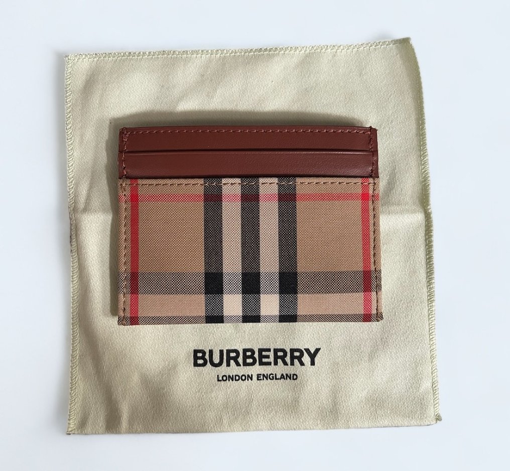 Burberry top marca wikipedia