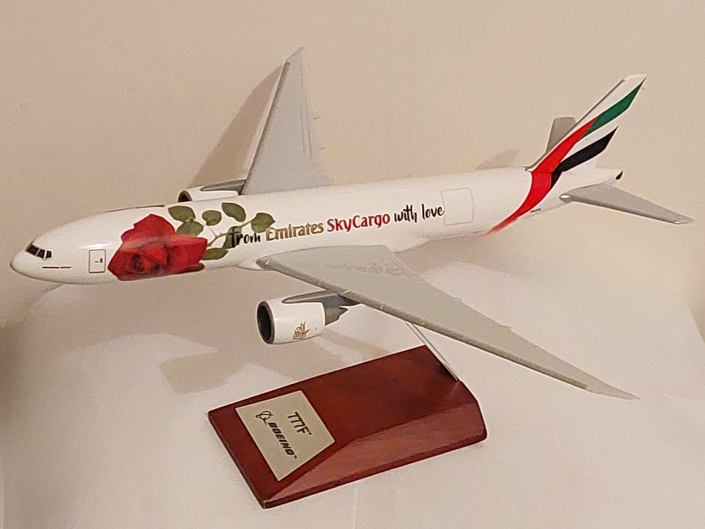 1200 Avion miniature Emirates SkyCargo Boeing 777F Livrée « From