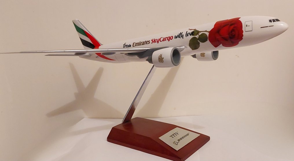 1200 Avion miniature Emirates SkyCargo Boeing 777F Livrée « From