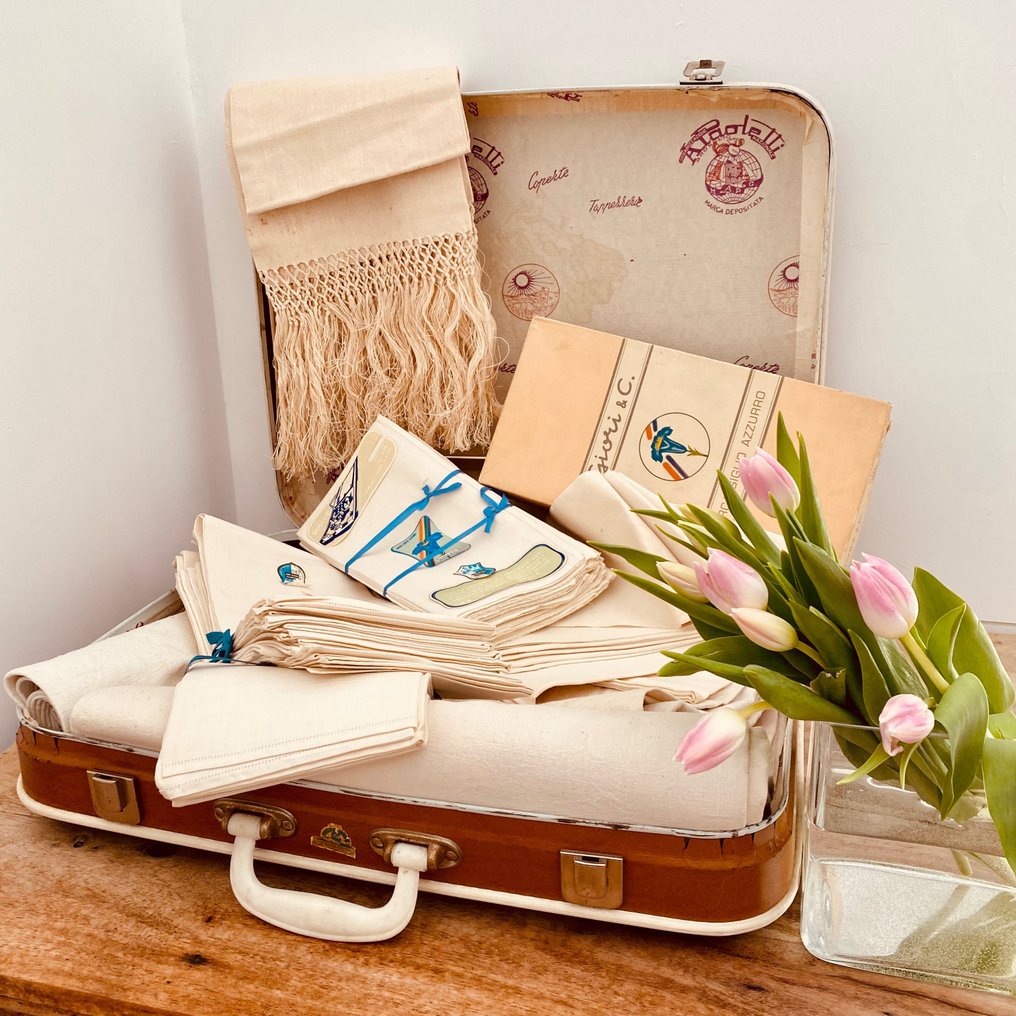 (35) Suitcase of antique fabrics 7 kg, linen and hemp loom weaving