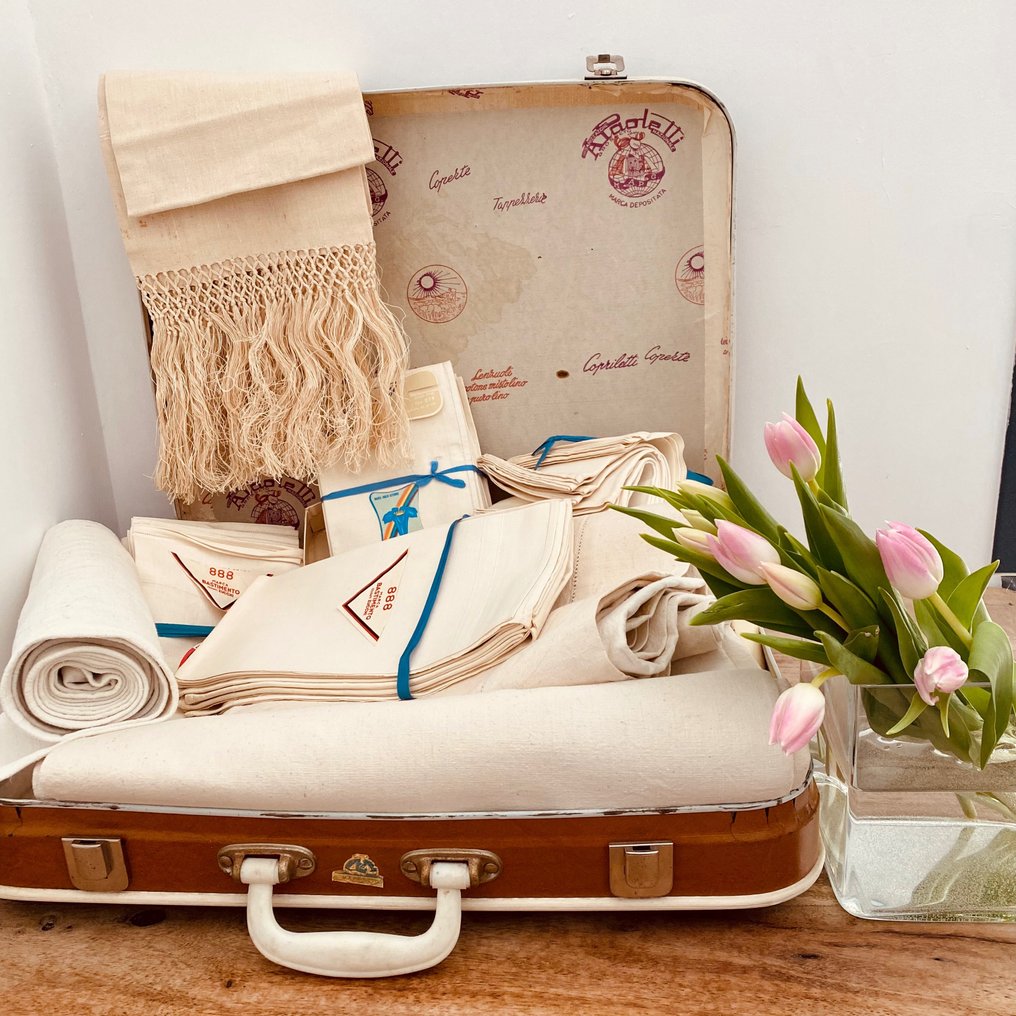 (35) Suitcase of antique fabrics 7 kg, linen and hemp loom weaving