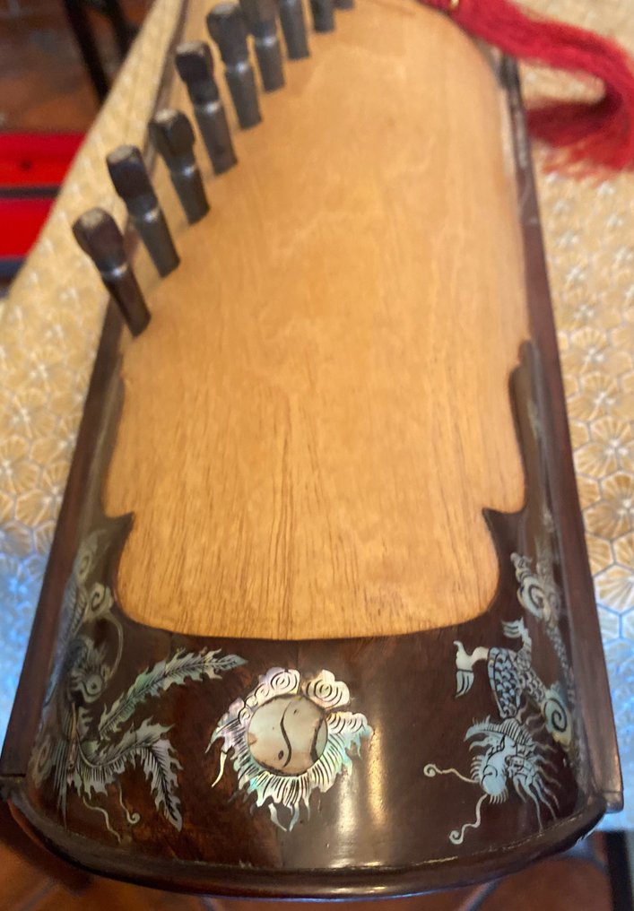 Dan store tranh instrument