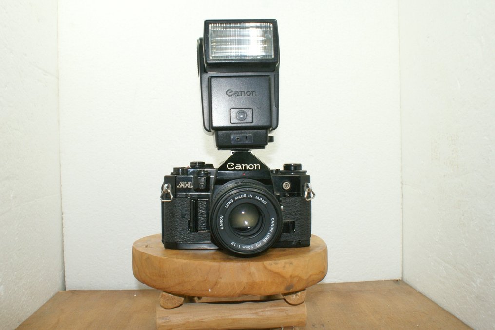 Canon A1 + FD 50/11.8 + Canon Speedlite 199a flitser Single lens