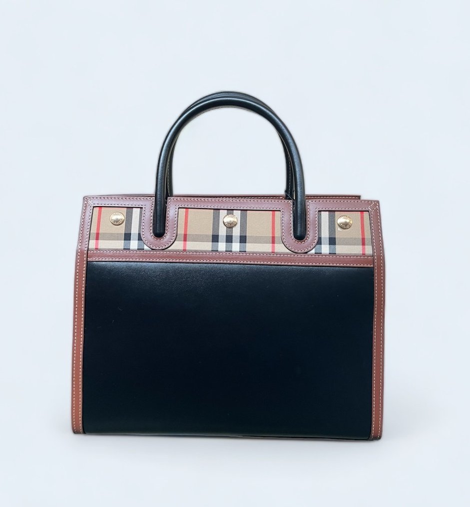 Burberry bolsos 2025 wikipedia