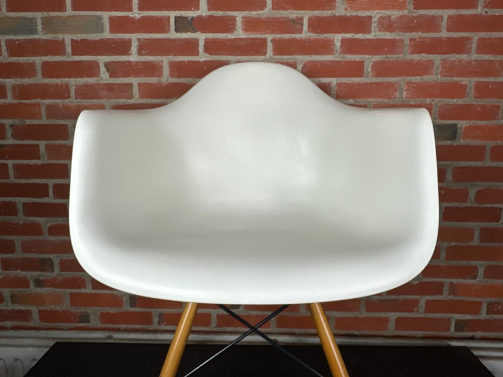 Vitra Charles Eames Ray Eames Armchair DAW Plastic Steel