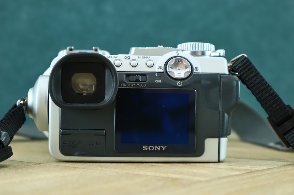 Sony digital still camera DSCF717 Carl Zeiss 22,4/9,748,5 Cámara