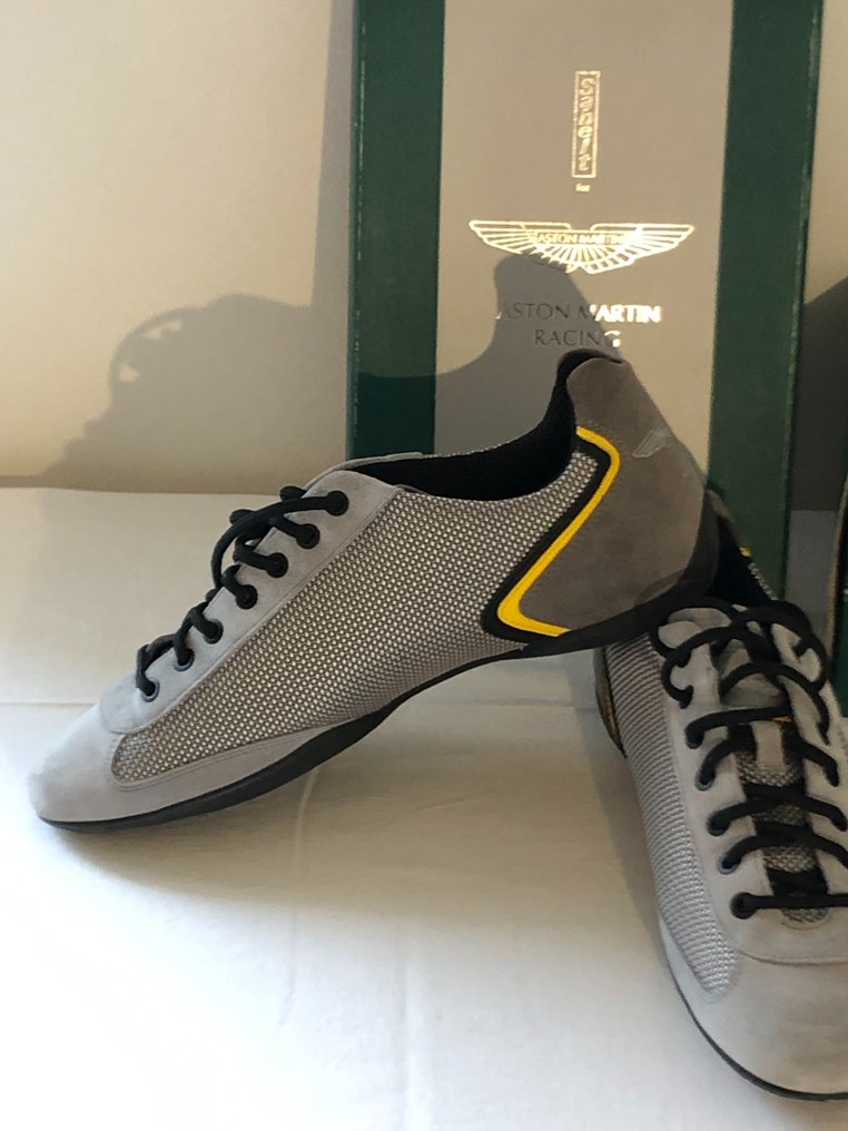 Aston Martin Pair of basketball shoes Size Shoes EU 43